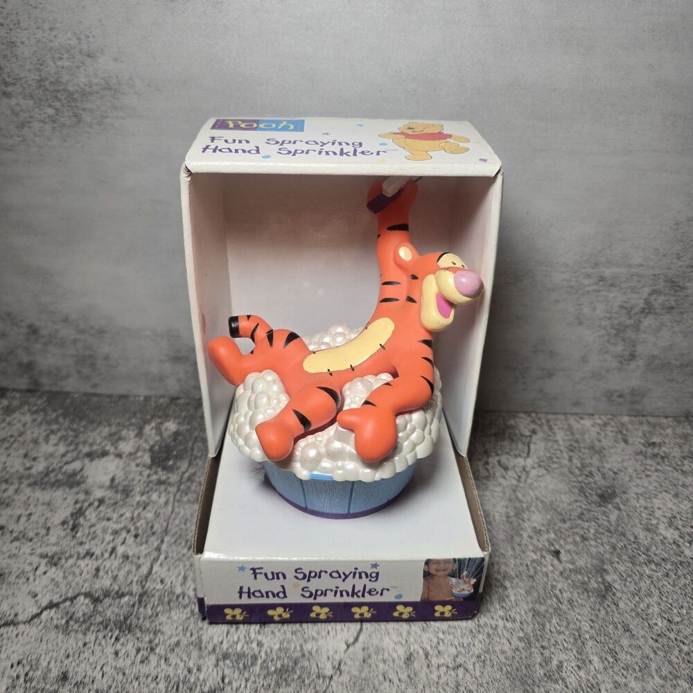 Winnie the Pooh Tigger Fun Spraying Hand Sprinkler, Disney vintage NIB